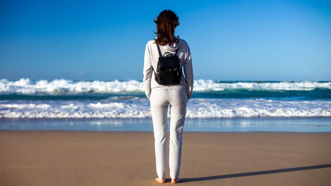 wanita sendiri di pantai