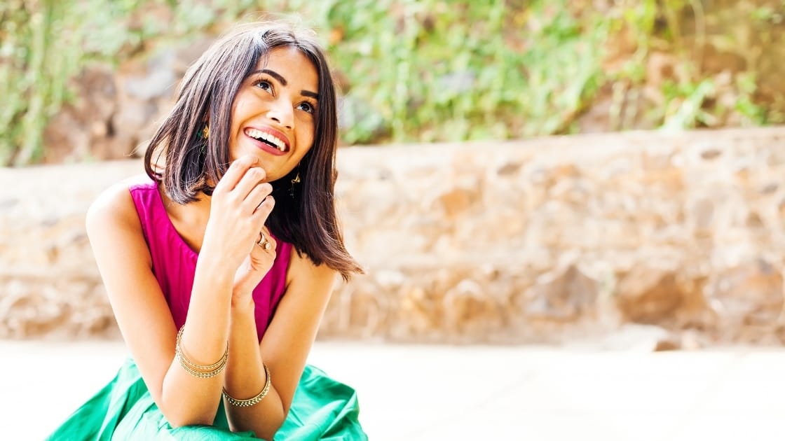 wanita sedang berpikiran positif