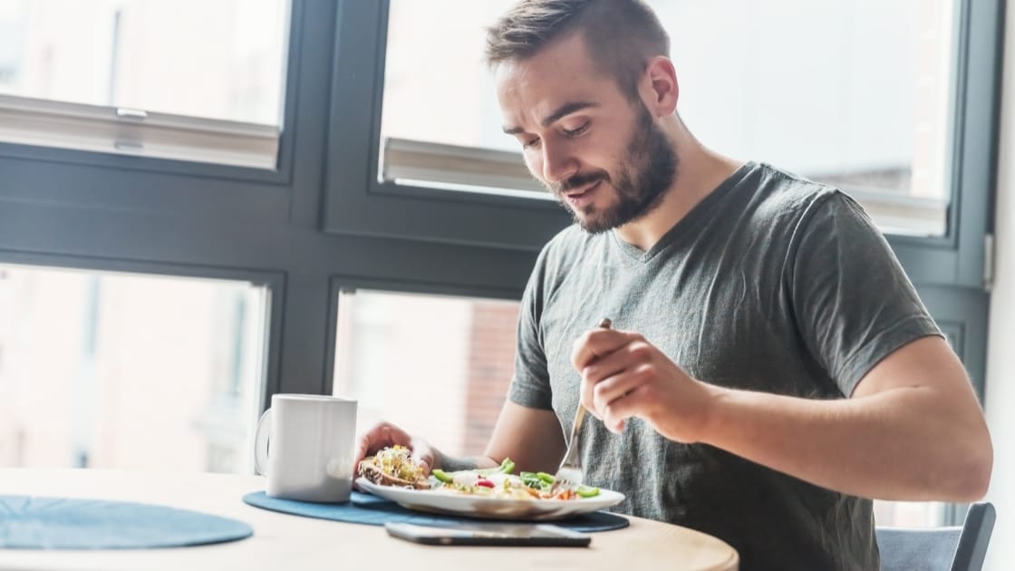 seorang pria makan makanan sehat