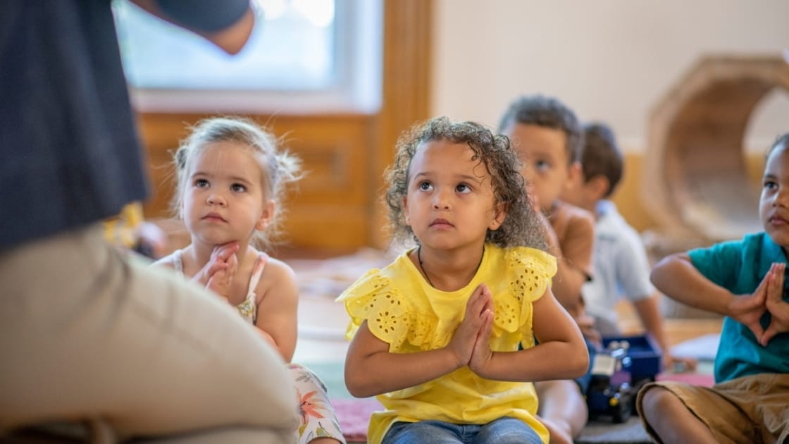 anak-anak belajar di kelas