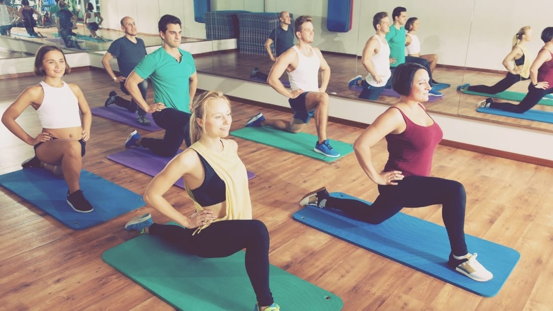 sebuah kelas yoga yang diikuti pria dan wanita