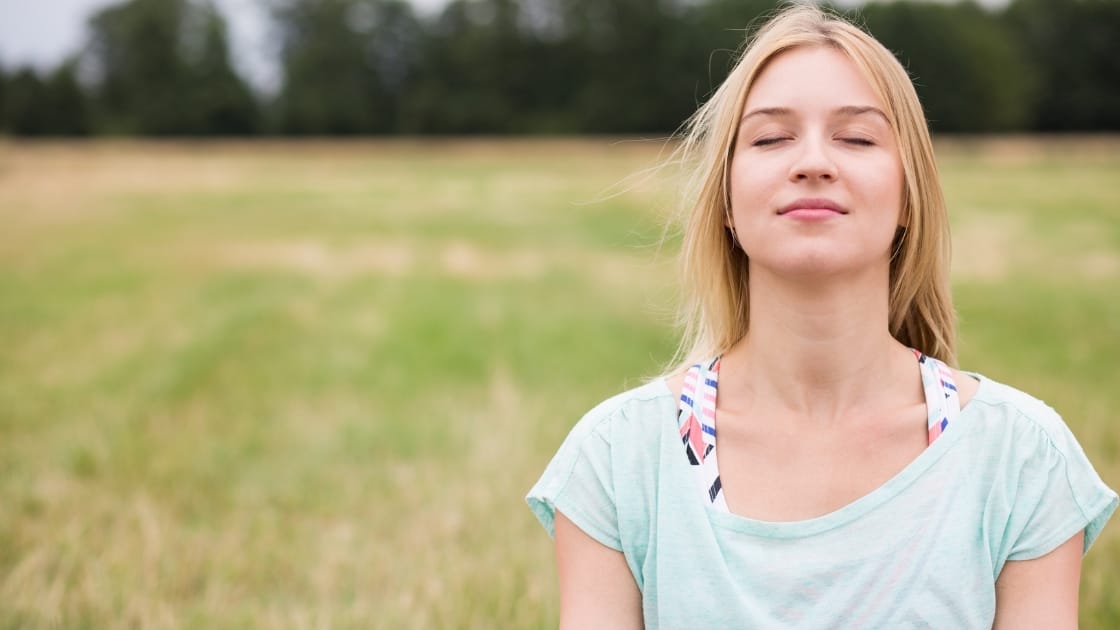 seorang wanita sedang berlatih mindfulness