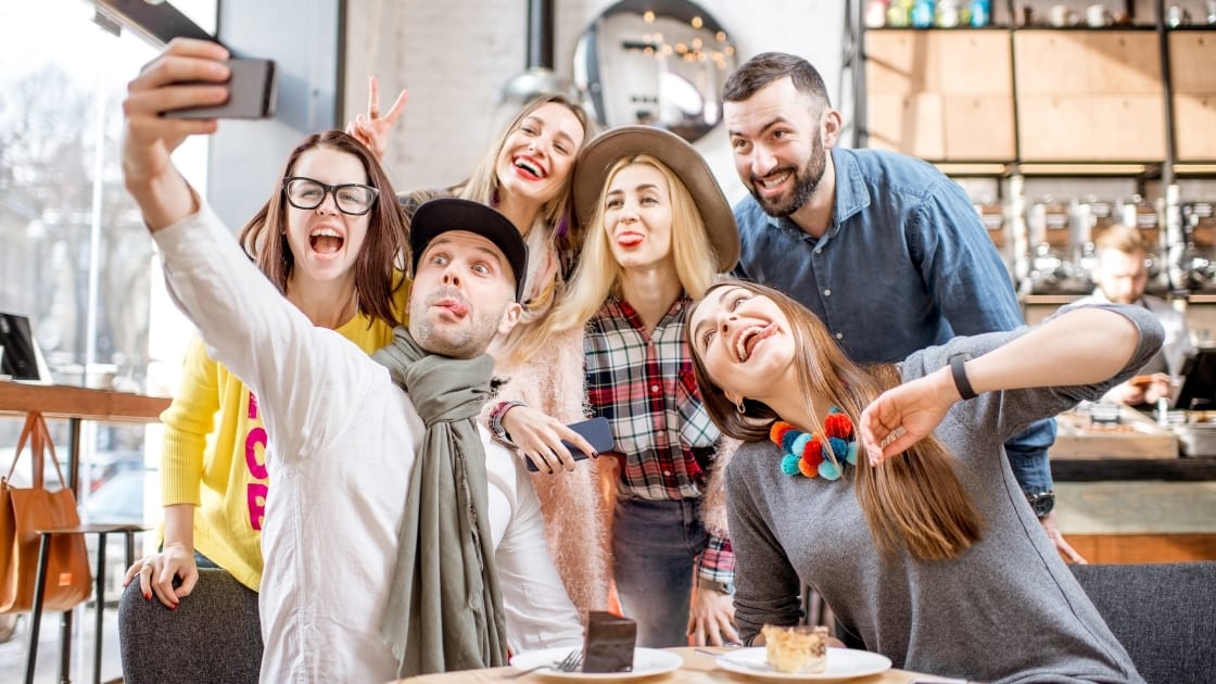 menghabiskan waktu bersama teman, selfie bersama sebelum berpisah