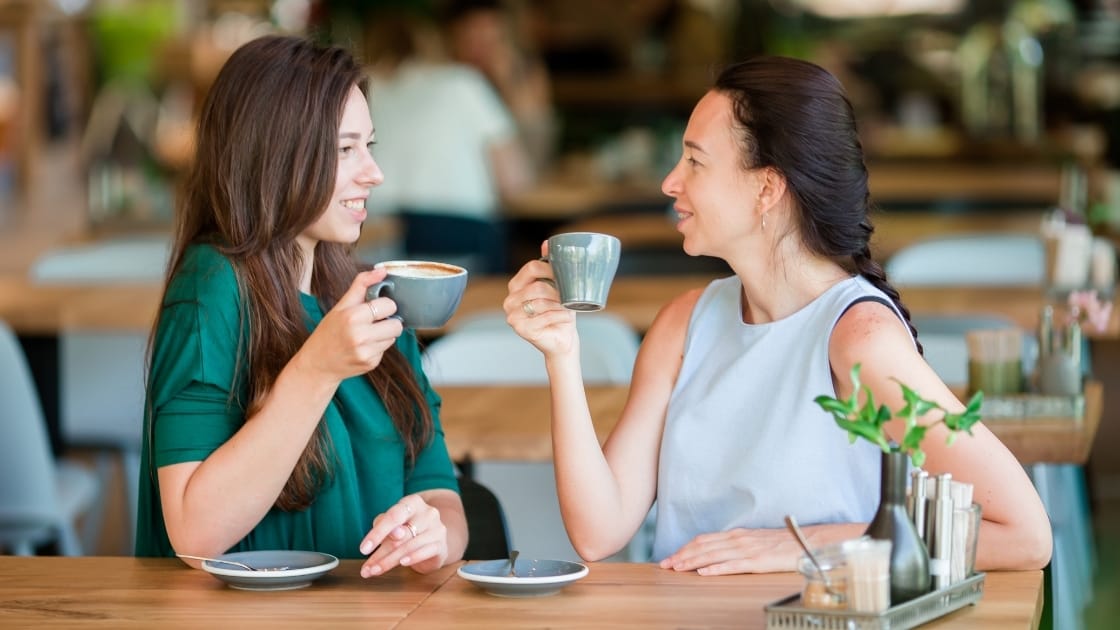 dua orang teman menikmati kopi berdua