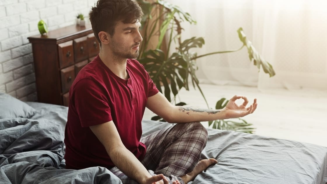pria meditasi ketika bangun tidur